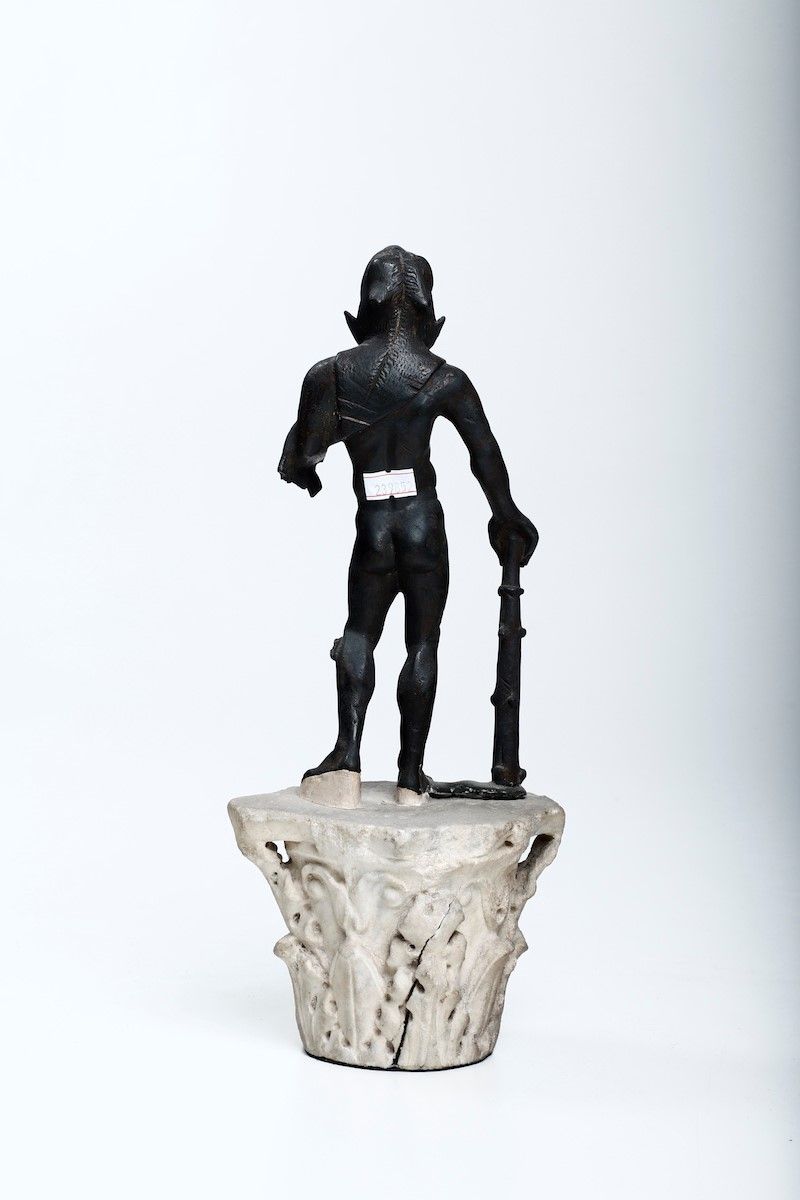 Scultura in Bronzo in Stile Antico su Capitello in Marmo Bianco