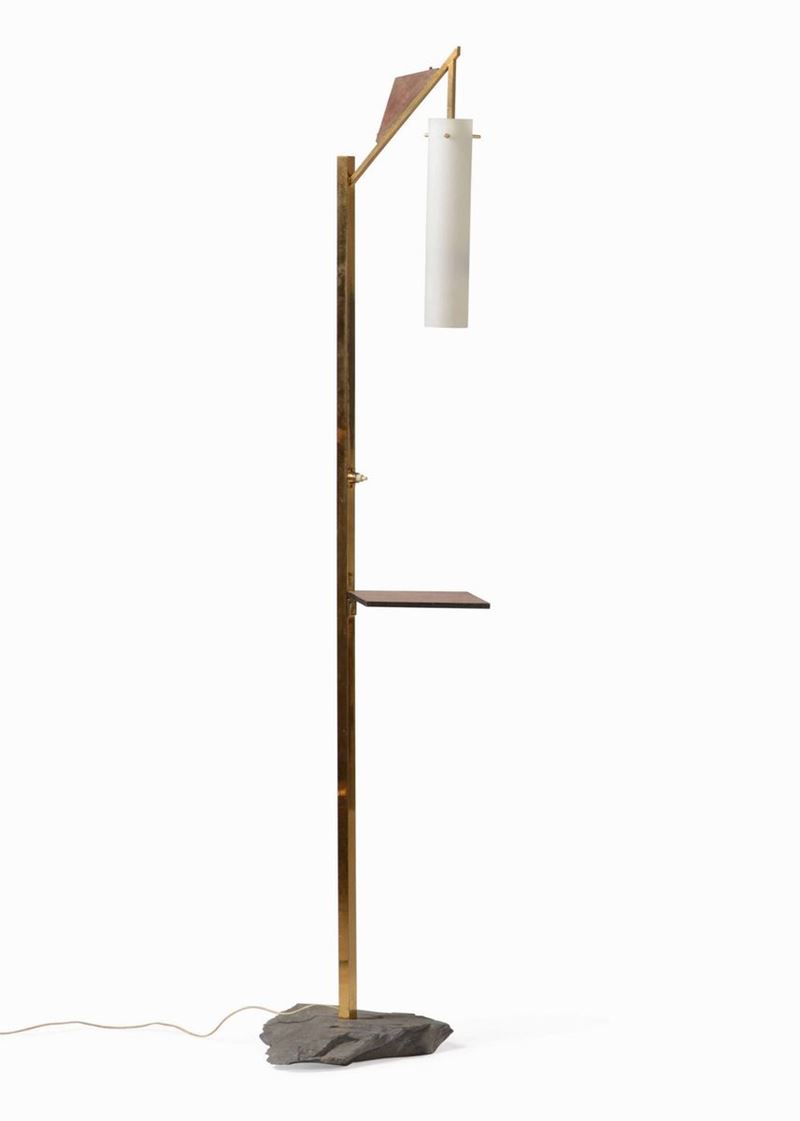 Lampada da terra con struttura in ottone, piano in legno, base in ardesia e diffusore in vetro opalino.  - Auction Design Lab - Cambi Casa d'Aste