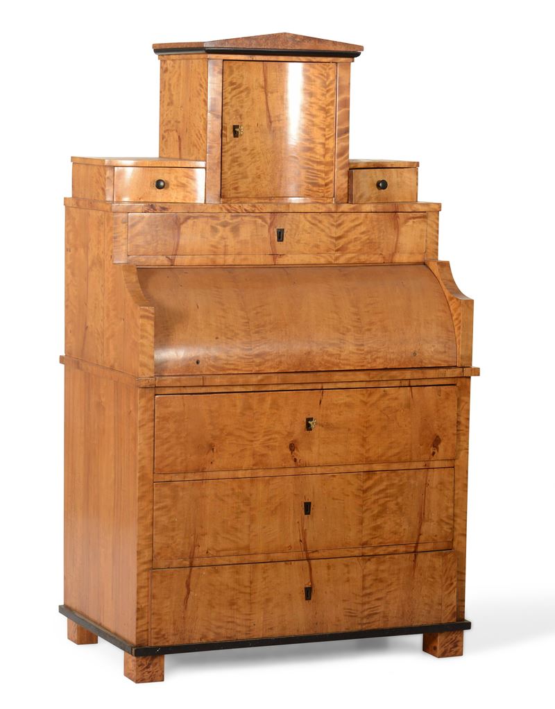 Mobile a rullo con alzata in legno di acero. Inizio XX secolo  - Auction Antique February - Cambi Casa d'Aste