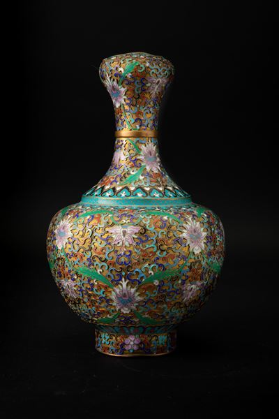 Cina, Vaso a bottiglia a smalti cloisonnè con decori a fiori di loto, Dinastia Qing, XIX secolo