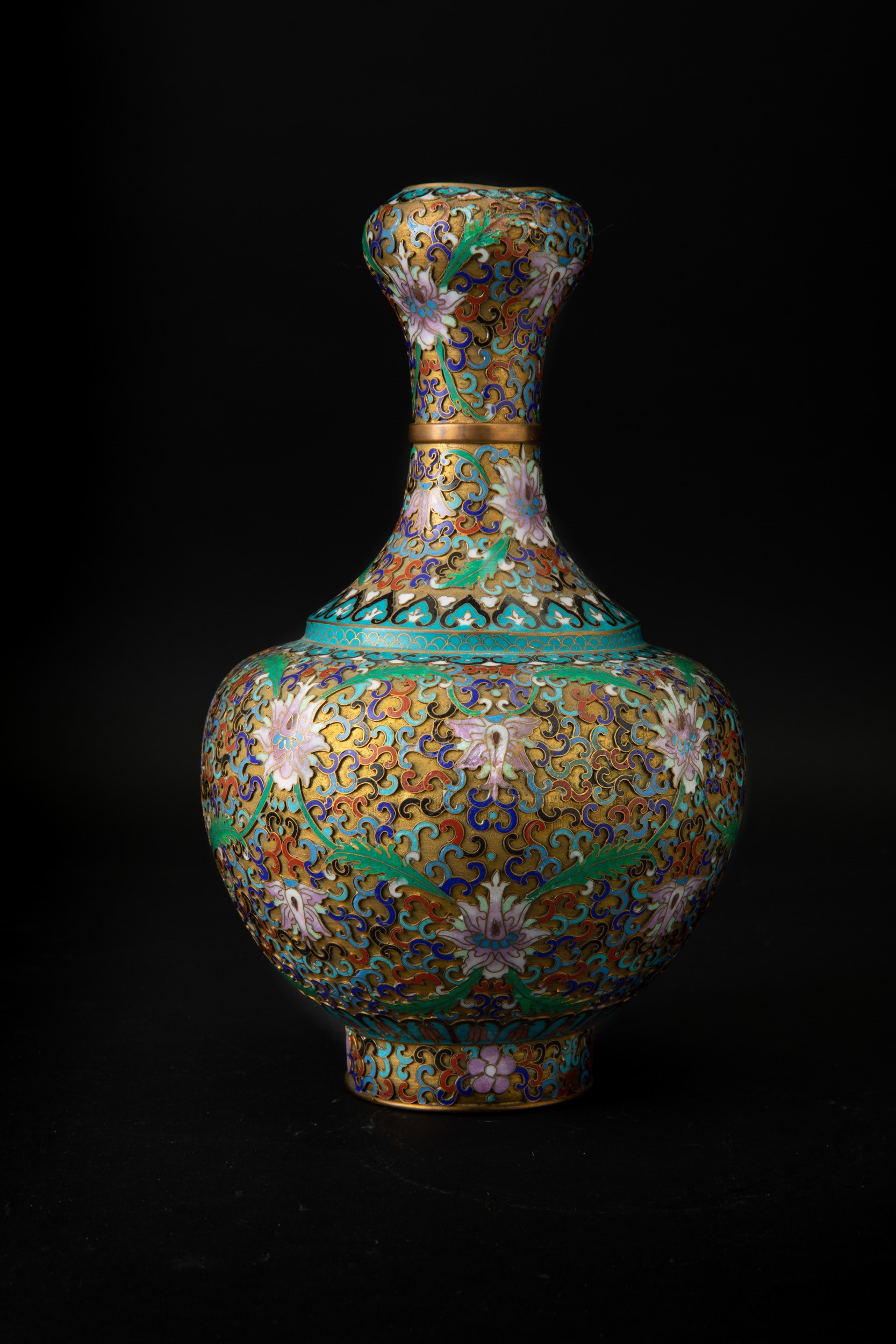 Cina, Vaso a bottiglia a smalti cloisonnè con decori a fiori di loto, Dinastia Qing, XIX secolo