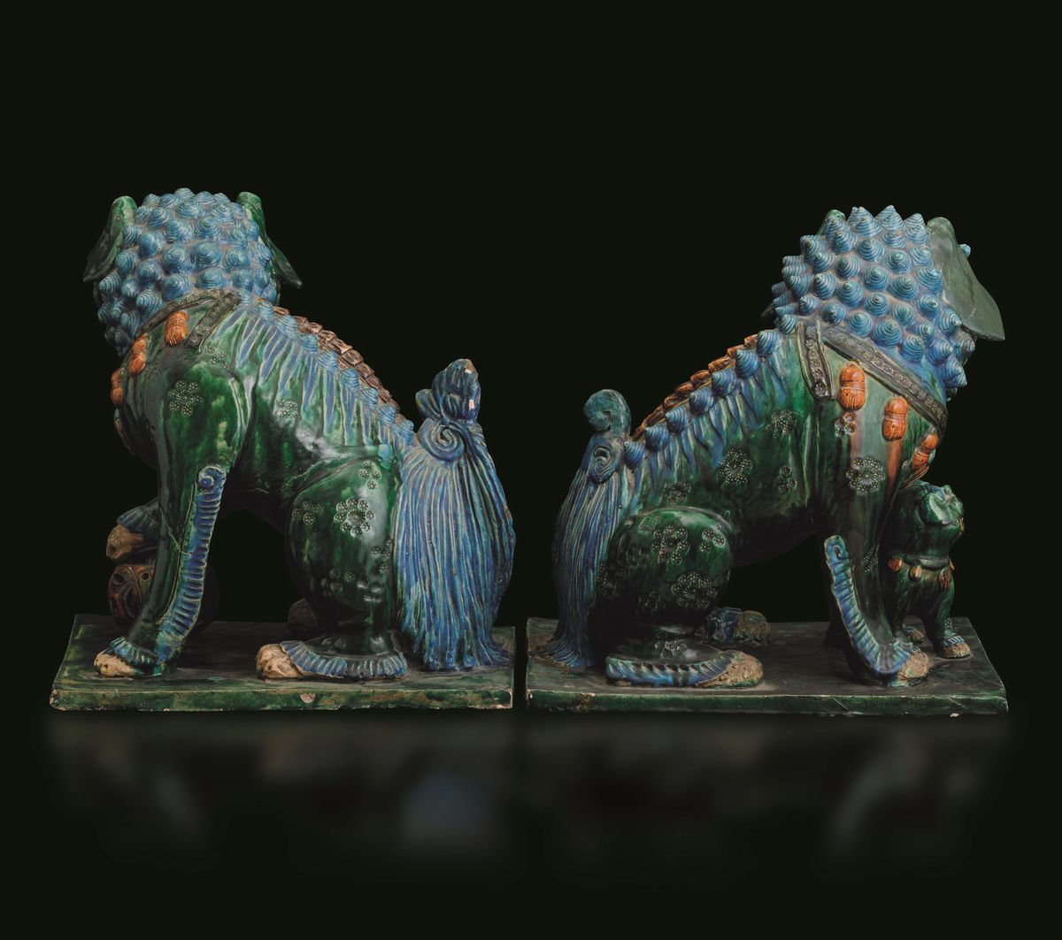Coppia di Cani di Pho in Terracotta Invetriata a Smalti Sancai, Cina, Dinastia Ming, XVI Secolo