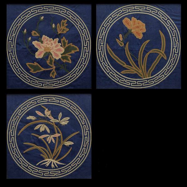 Tre tessuti in seta finemente ricamata con soggetti floreali, Cina, Dinastia Qing, epoca Jiaqing (1796-1820)