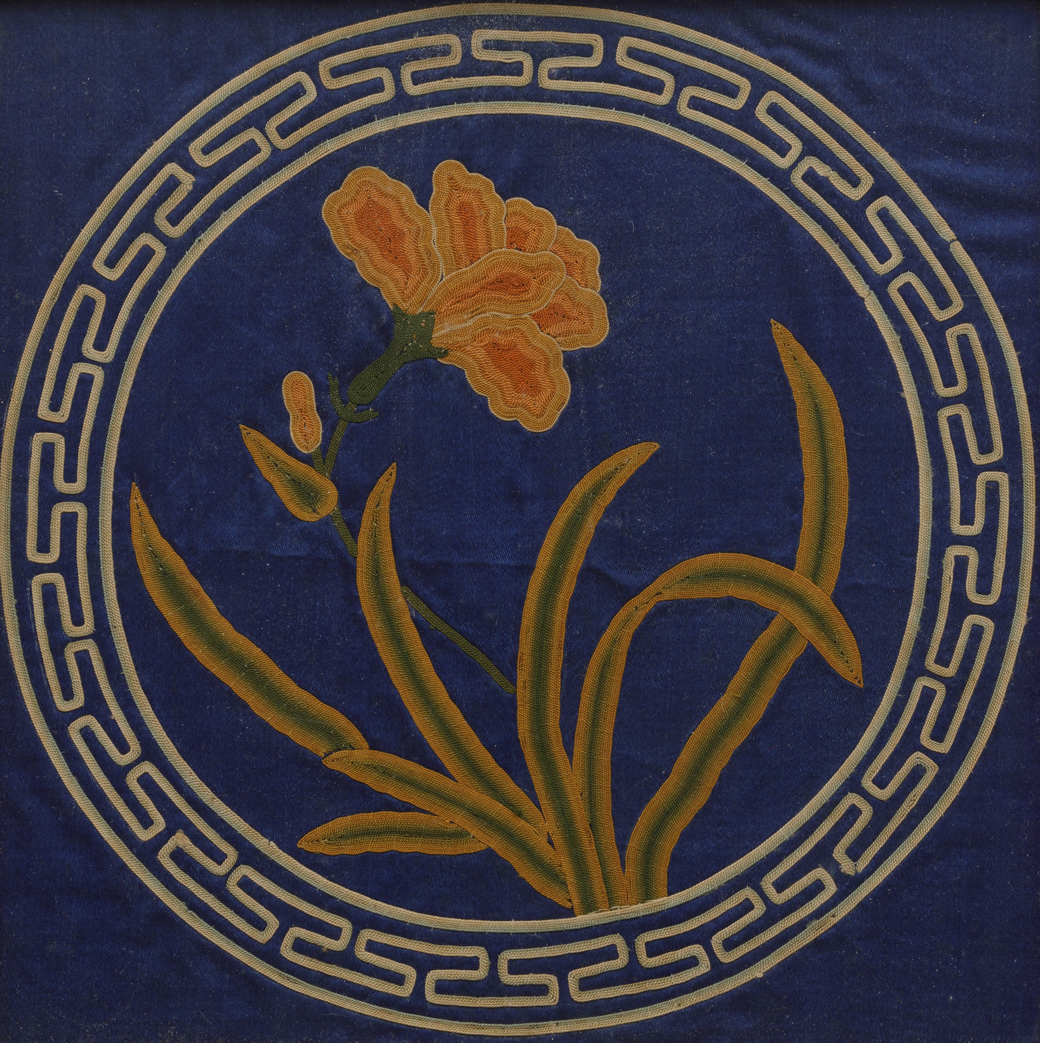 Tre tessuti in seta finemente ricamata con soggetti floreali, Cina, Dinastia Qing, epoca Jiaqing ...