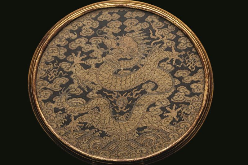 Kesi finemente ricamato con figura di drago in oro su fondo nero, Cina, Dinastia Qing, epoca Kangxi (1662-1722)  - Asta Fine Chinese Works of Art - Cambi Casa d'Aste