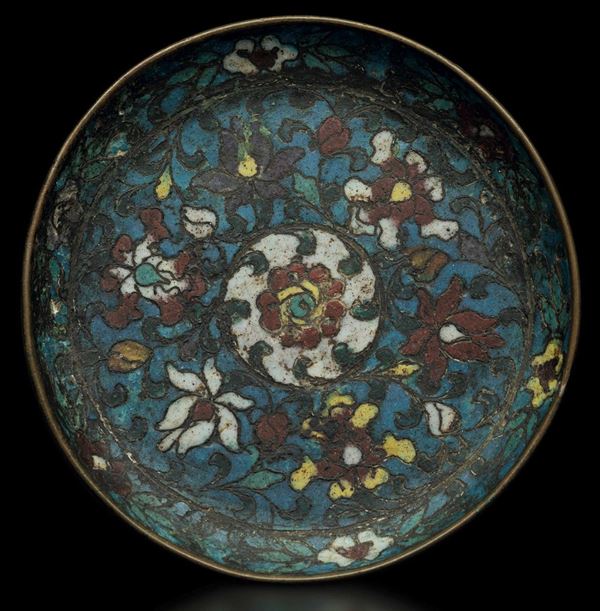 Piccolo piatto a smalti cloisonnÃ¨ con decori floreali, Cina, Dinastia Ming, XVI secolo