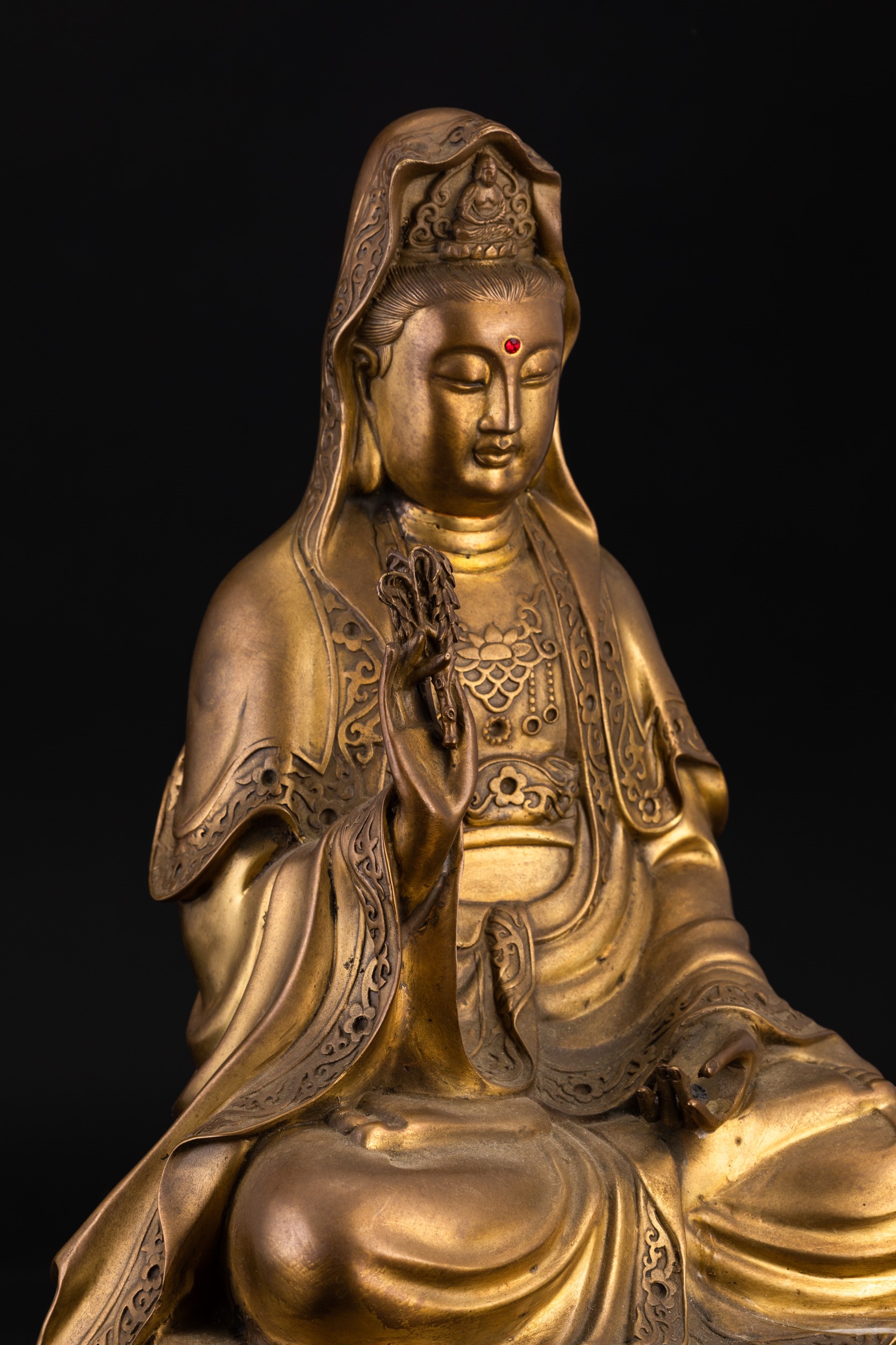 Figura di Buddha Seduto su Fiore di Loto con Iscrizione in Bronzo, Cina, XX Secolo