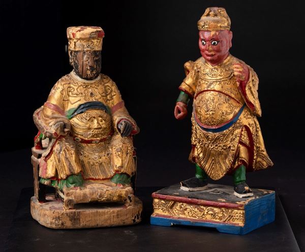 Due sculture in legno laccato e dorato raffiguranti dignitario e guerriero, Cina, Dinastia Qing, inizi XIX secolo