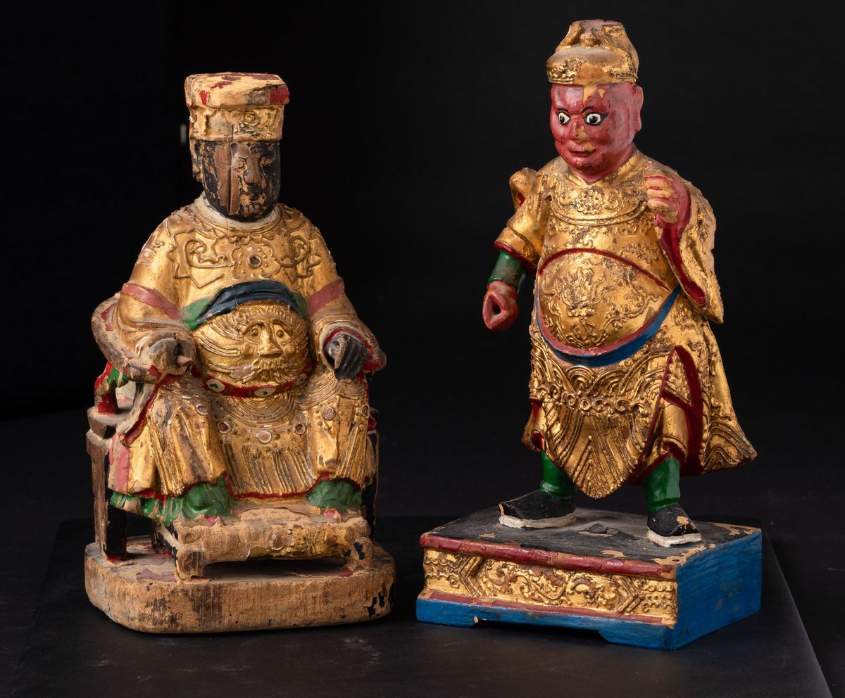 Due Sculture in Legno Laccato e Dorato Raffiguranti Dignitario e Guerriero, Cina, Dinastia Qing, ...