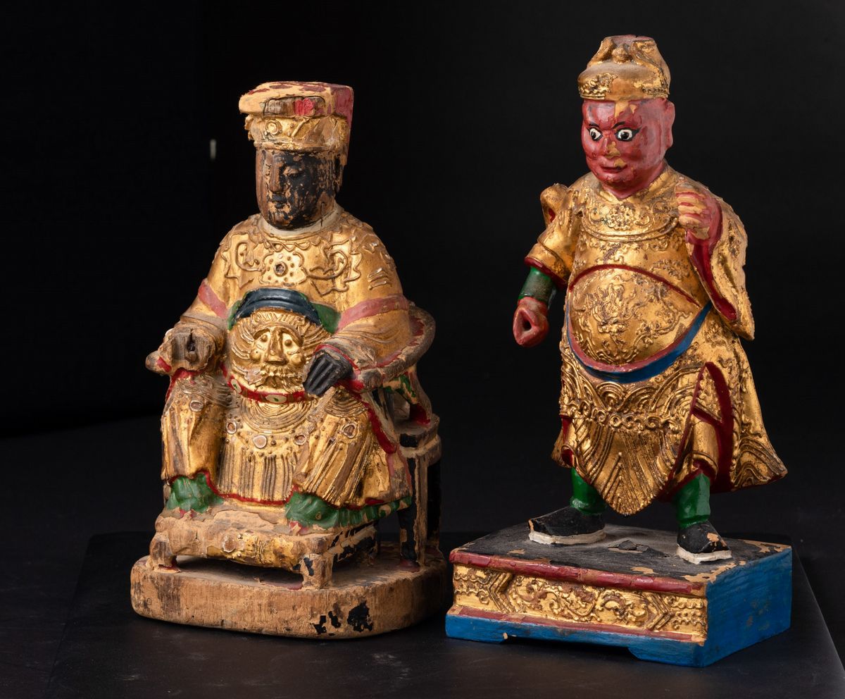 Due Sculture in Legno Laccato e Dorato Raffiguranti Dignitario e Guerriero, Cina, Dinastia Qing, ...