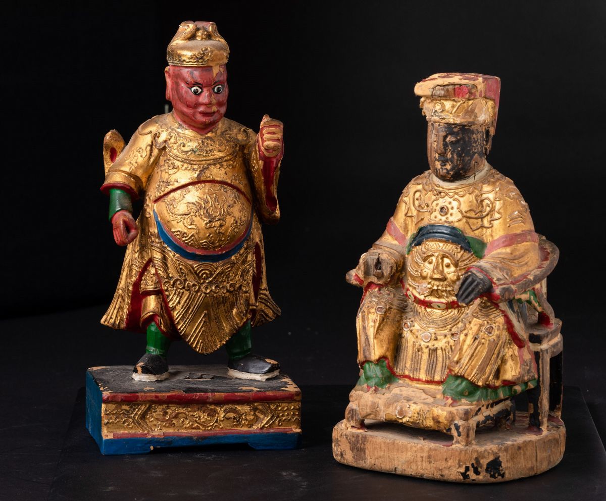 Due Sculture in Legno Laccato e Dorato Raffiguranti Dignitario e Guerriero, Cina, Dinastia Qing, ...