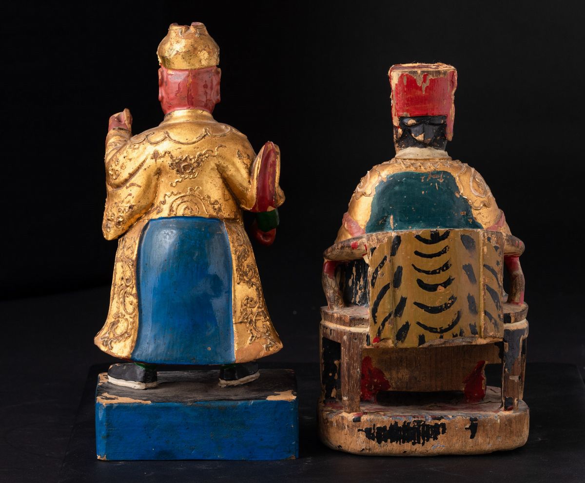 Due Sculture in Legno Laccato e Dorato Raffiguranti Dignitario e Guerriero, Cina, Dinastia Qing, ...