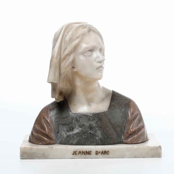 Figura in marmo raffigurante Giovanna D'Arco