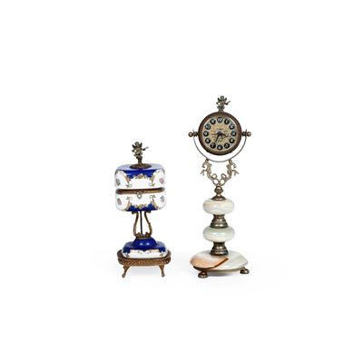 Due orologi da tavolo in stile antico, altezze cm 21 e cm 28