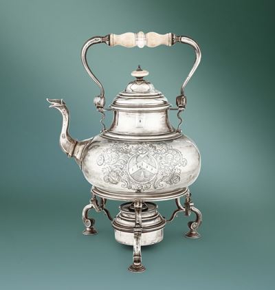 Kettle On Stand in Argento Fuso, Sbalzato e Cesellato e Avorio Tornito. Marchi della Città di Lon...