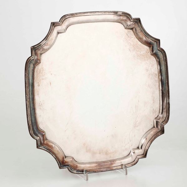 Vassoio in rame argentato e sagomato. XX secolo