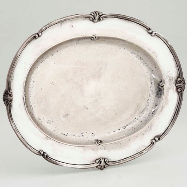 Vassoio ovale in argento. Argenteria italiana del XX secolo