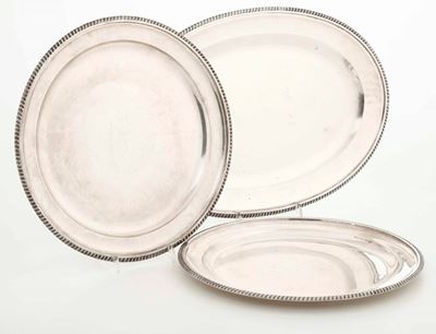 Due Piatti ed un Vassoio in Argento. Argenteria Milanese del XX Secolo. Argentiere Francesco Capu...