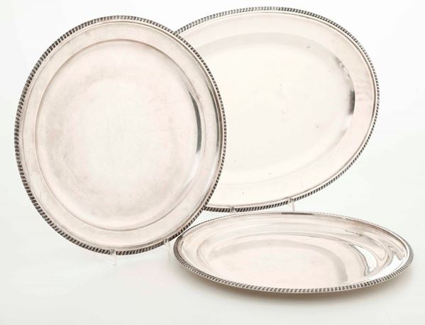 Due piatti ed un vassoio in argento. Argenteria milanese del XX secolo. Argentiere Francesco Caputo  [..]