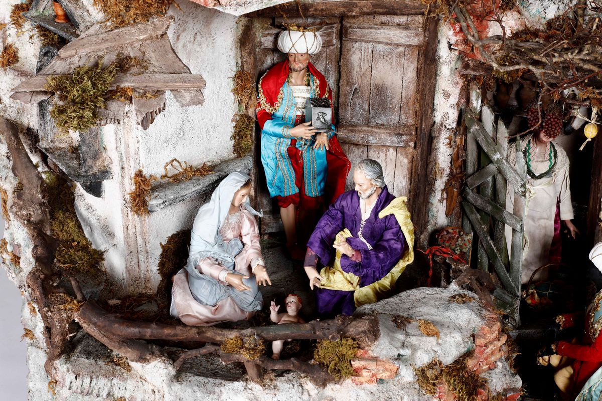 Arte Napoletana, XX Secolo. Gruppo Presepiale con Sacra Famiglia, Figure e Pastori.