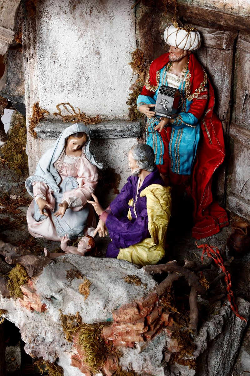 Arte Napoletana, XX Secolo. Gruppo Presepiale con Sacra Famiglia, Figure e Pastori.