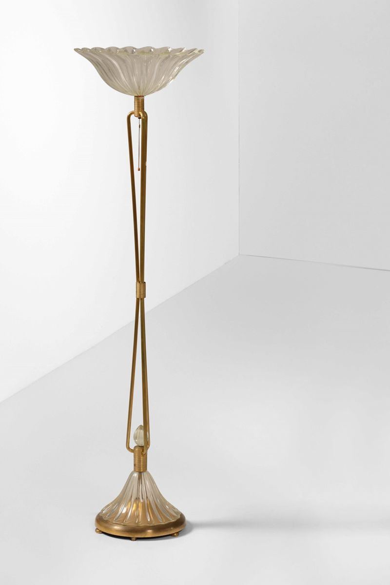 Lampada da terra con struttura in ottone. Base e coppa in vetro di Murano.  - Auction Design Lab - Cambi Casa d'Aste