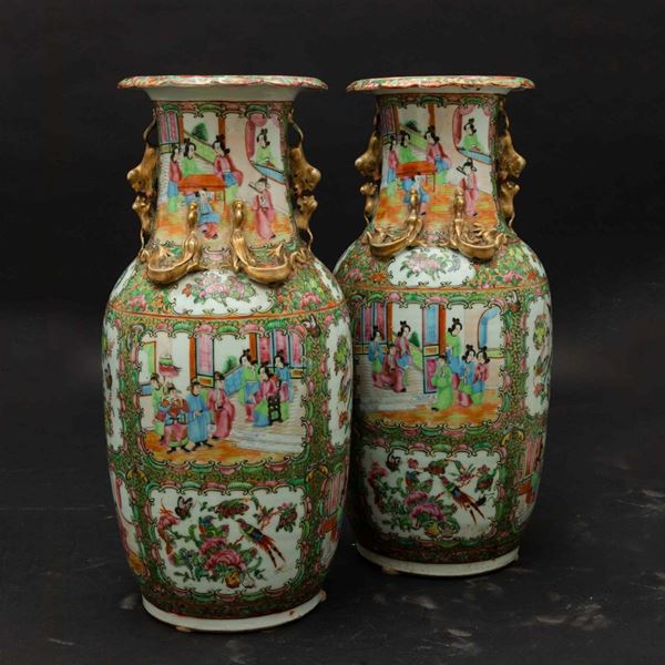 Coppia di vasi in porcellana Canton con decori floreali, scene di vita comune entro riserve e figure di draghetto a rilievo, Cina, Dinastia Qing, XIX secolo
