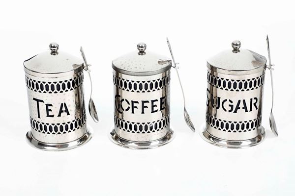 Tre contenitori in metallo (zucchero, caffè e tè)