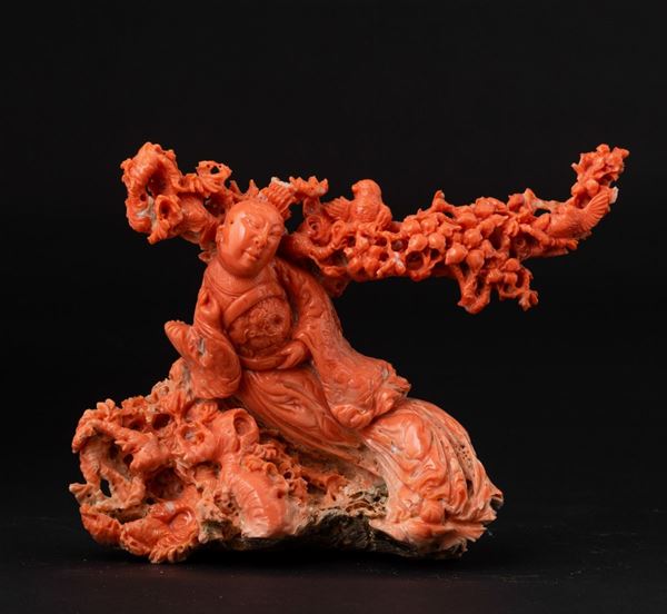 Gruppo scolpito in corallo rosso con figura di fanciulla entro paesaggio, Cina, inizi XX secolo