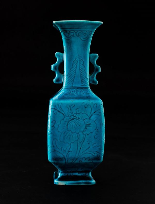 Piccolo vaso con anse sagomate in terracotta invetriata color turchese con decori floreali incisi, Cina, Dinastia Qing, epoca Kangxi (1662-1722)