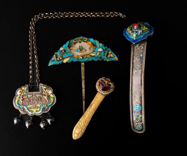 Lotto composto da collana, fermaglio e due piccoli Ruyi con decori a smalti e innesti in pietre dure e giada, Cina, Dinastia Qing, XIX secolo