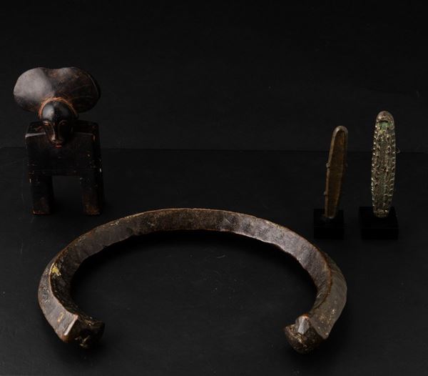 Lotto composto da tre oggetti in bronzo e una bilancia in legno ebanizzato
