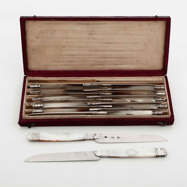 Dodici coltelli con lame e finimenti in argento, manici in madreperla e astuccio in pelle. Francia primo quarto del XIX secolo (argentieri differenti)