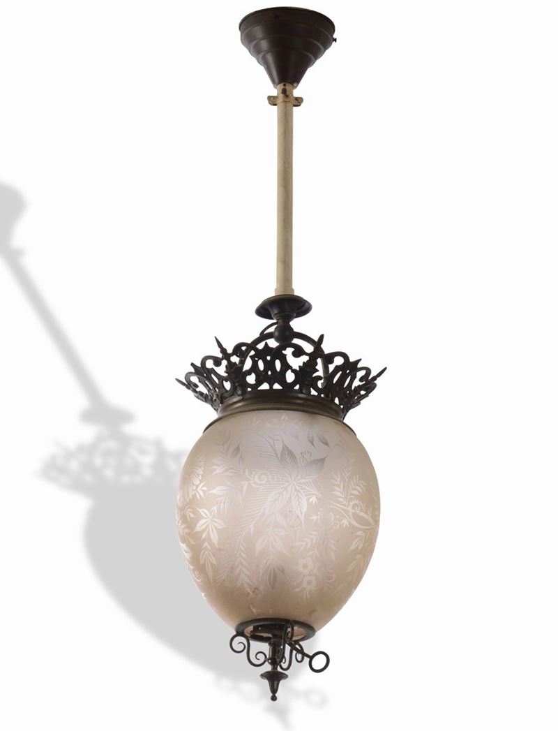 Lampada a sospensione in stile liberty in metallo con boccia in vetro  - Auction Antiques | Timed Auction - Cambi Casa d'Aste