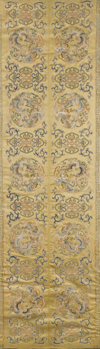 Tessuto imperiale in seta finemente ricamato con figure di pipistrelli su fondo giallo, Cina, Dinastia Qing, epoca Kangxi (1662-1722)