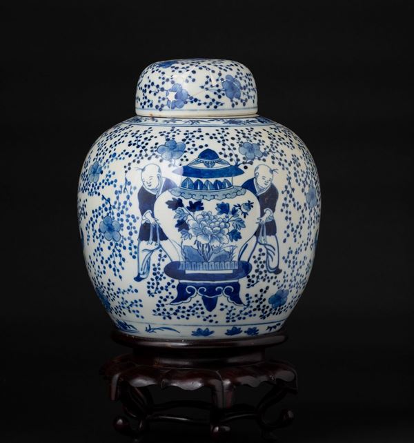 Potiche in porcellana bianca e blu con personaggi, soggetti naturalistici e decori floreali, Cina, Dinastia Qing, XIX secolo