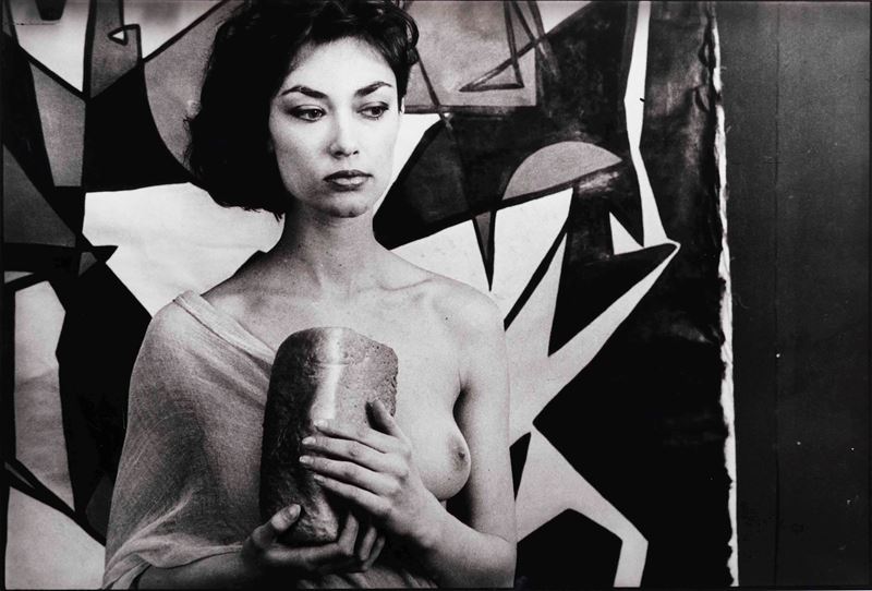 Sergei Borisov : Girl with bread  (1989)  - gelatin silver print - Auction Photography - Cambi Casa d'Aste