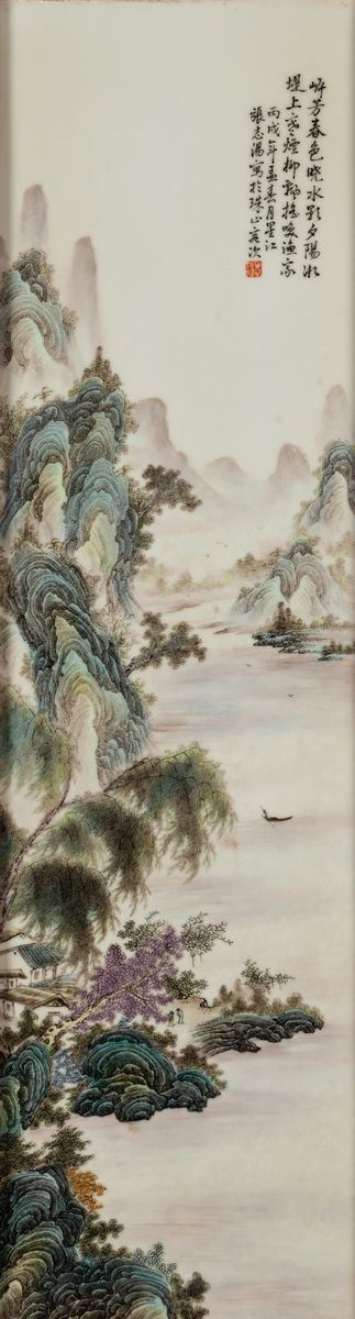Coppia di placche in porcellana raffiguranti paesaggi fluviali con imbarcazioni e iscrizioni, Cina, XX secolo