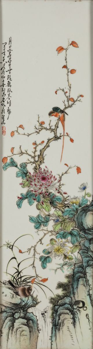 Coppia di placche in porcellana raffiguranti soggetti naturalistici con uccellini tra rami in fiore e iscrizioni, Cina, XX secolo