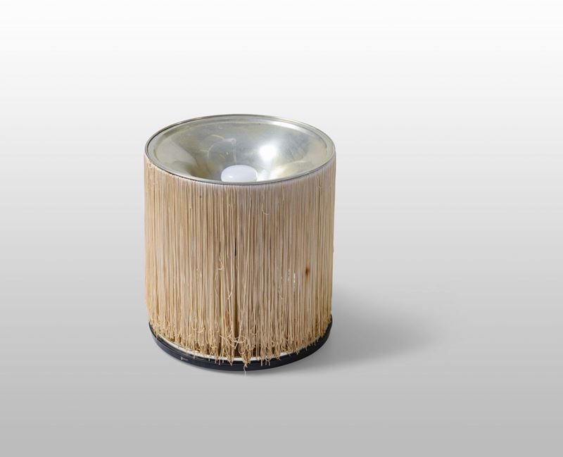 Gino Frattini : Lampada da tavolo mod. 597 con struttura in alluminio riflettore argentato e frange in rayon.  - Auction Design - I - Cambi Casa d'Aste