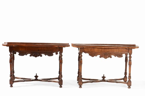 Coppia di mezzi tavoli in legno intagliato con piani in legno sagomato, lastronato e filettato. XVIII  [..]