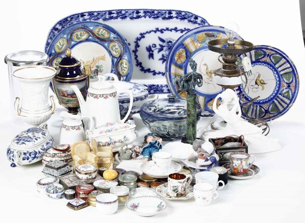 Lotto di numerosi oggetti in ceramica di vario uso