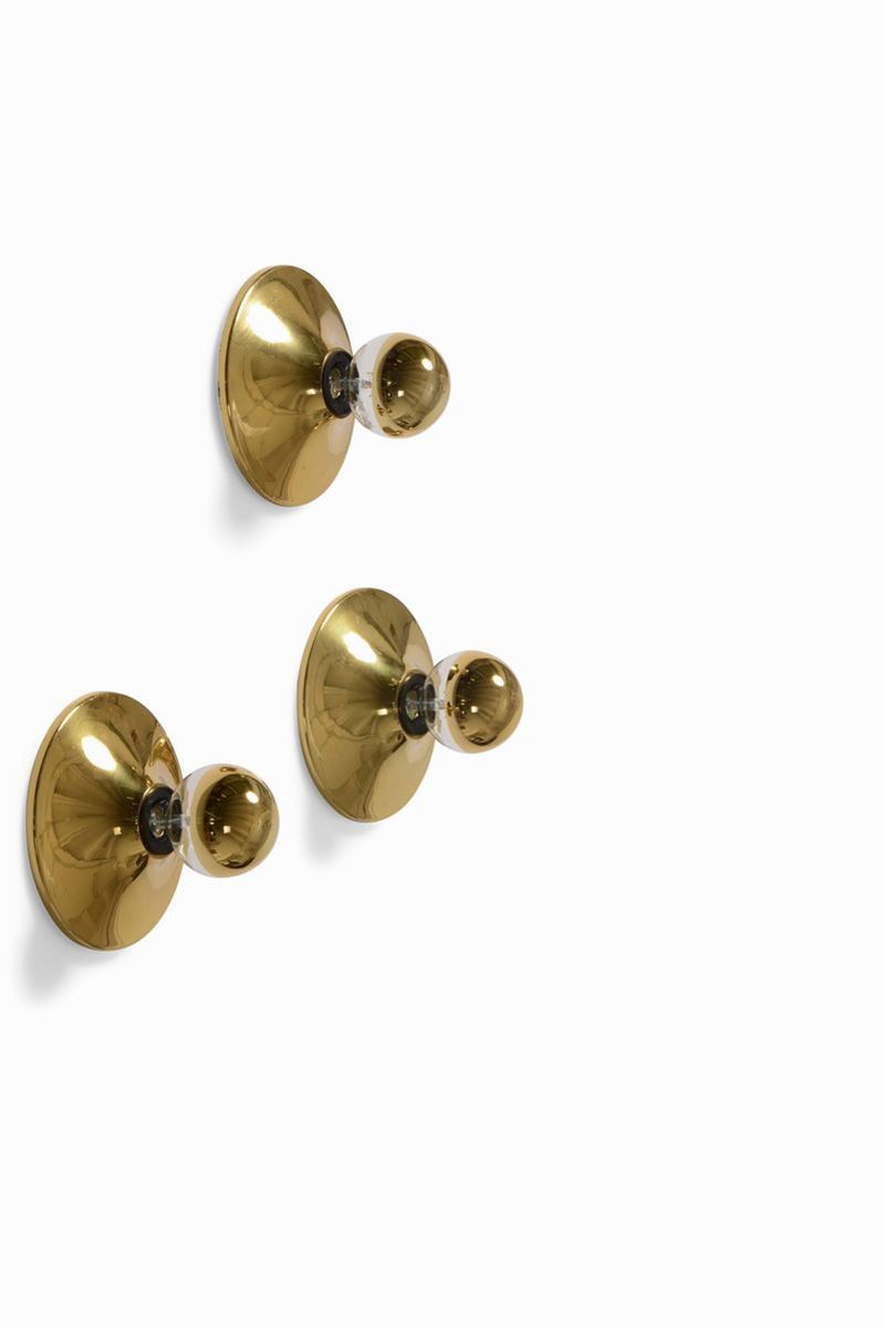 Set di tre lampade da parete con struttura in metallo laccato e ottone.  - Auction Design Lab - Cambi Casa d'Aste