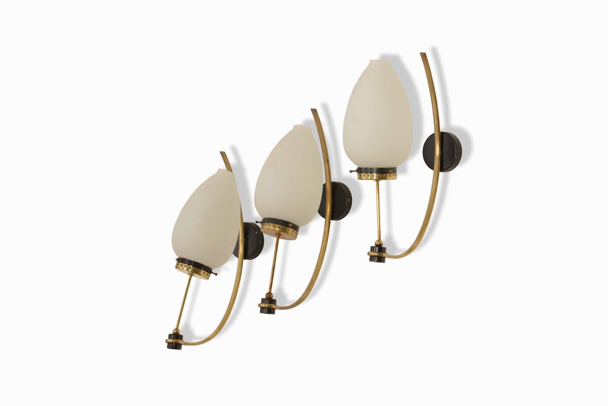 Set di Sei Appliques con Struttura in Ottone e Metallo Laccato. Diffusore in Vetro Opalino.