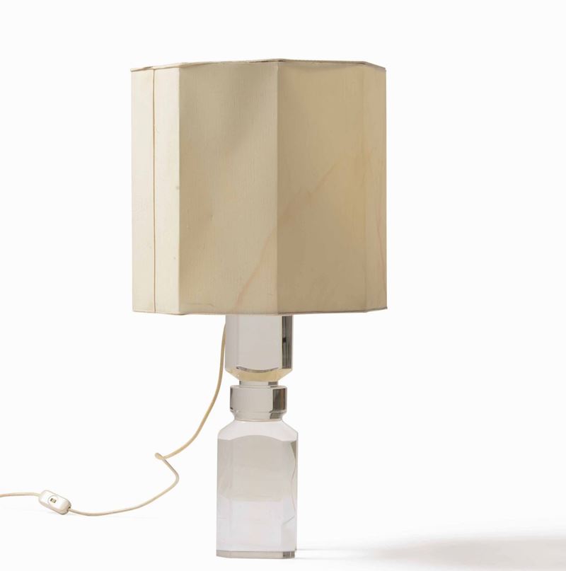 Lampada da tavolo formata da un unico blocco in plexiglass e paralume in tessuto.  - Auction Design Lab - Cambi Casa d'Aste