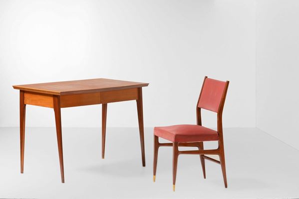 Set composto da una scrivania in legno e da una sedia in legno con puntali in ottone e rivestimenti in skai. Sedia su disegno di Gio Ponti.