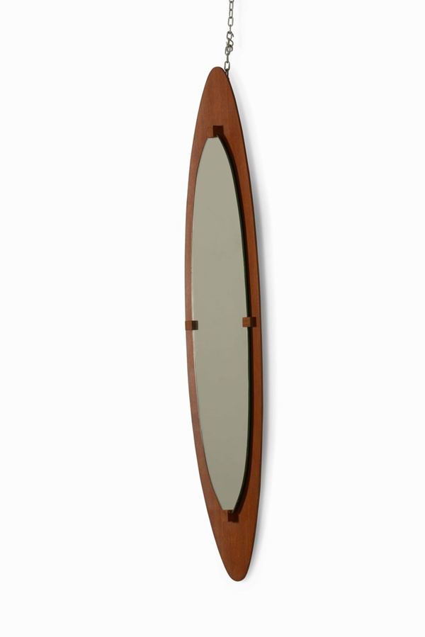 Specchio da parete con struttura in legno compensato curvato e cristallo specchiato.