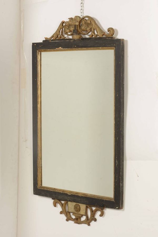 Coppia di specchiere in legno intagliato, dipinto e dorato. XIX-XX secolo