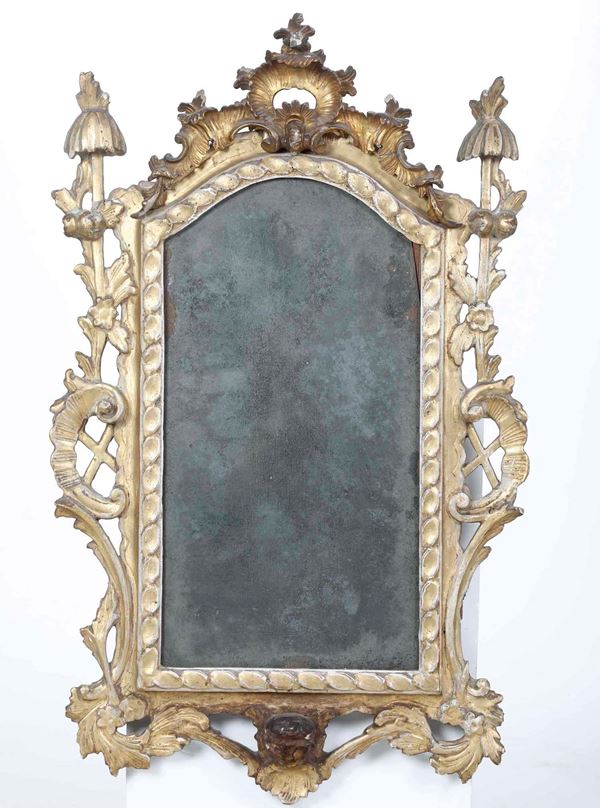 Piccola specchiera in legno intagliato e dorato, XVIII secolo