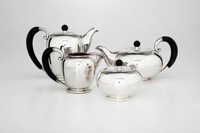 Servizio da Tè e Caffè in Argento. Argenteria Italiana del XX Secolo. Argentiere Ricci & C. Aless...